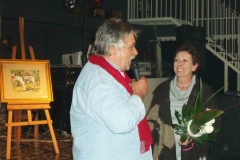 7. Alex dankt seiner Frau mit Blumen