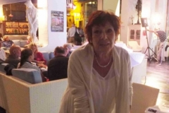 03. Anke hilft mit beim Empfang der Besucher.