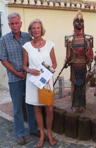 Gäste bei der großen Keramikfigur Boabdil